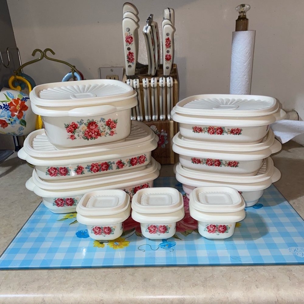 Pioneer woman Tupperware set🌹